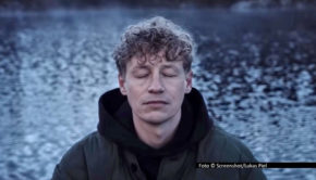 Als dritte Vorab-Auskopplung aus dem für Anfang 2026 angekündigten neuen Album von Tim Bendzko ist jetzt der Song „Immer“ mitsamt Musikvideo erschienen. Im nachdenklichen Text verarbeitet der Singer-Songwriter ein einschneidendes Ereignis aus seinem Privatleben. Foto © Screenshot/Lukas Piel