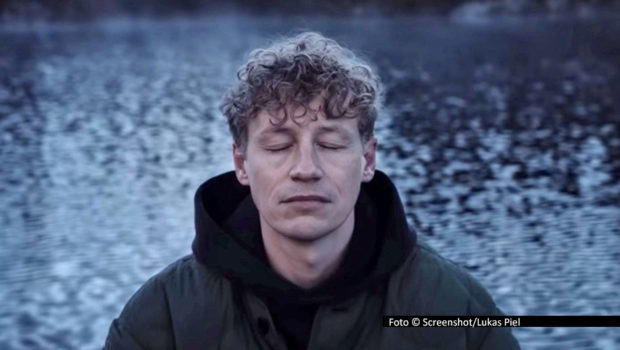 Als dritte Vorab-Auskopplung aus dem für Anfang 2026 angekündigten neuen Album von Tim Bendzko ist jetzt der Song „Immer“ mitsamt Musikvideo erschienen. Im nachdenklichen Text verarbeitet der Singer-Songwriter ein einschneidendes Ereignis aus seinem Privatleben. Foto © Screenshot/Lukas Piel