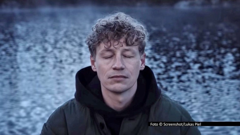 Als dritte Vorab-Auskopplung aus dem für Anfang 2026 angekündigten neuen Album von Tim Bendzko ist jetzt der Song „Immer“ mitsamt Musikvideo erschienen. Im nachdenklichen Text verarbeitet der Singer-Songwriter ein einschneidendes Ereignis aus seinem Privatleben. Foto © Screenshot/Lukas Piel