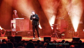 Im ausverkauften Kölner „Gloria“ stellte Tim Bendzko am 27. Januar alle Songs seines neuen Albums „Alles, nur nicht zurück“ live vor. Das Trio um den Singer-Songwriter begeisterte die Fans bei dem Release-Konzert darüber hinaus mit älteren Hits wie „Hoch“ oder „Nur noch kurz die Welt retten“. Foto © Position Public Relations