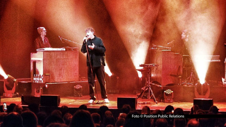 Im ausverkauften Kölner „Gloria“ stellte Tim Bendzko am 27. Januar alle Songs seines neuen Albums „Alles, nur nicht zurück“ live vor. Das Trio um den Singer-Songwriter begeisterte die Fans bei dem Release-Konzert darüber hinaus mit älteren Hits wie „Hoch“ oder „Nur noch kurz die Welt retten“. Foto © Position Public Relations
