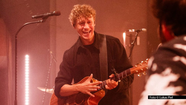 Das erste Konzert der diesjährigen „Picknickkonzerte“-Reihe in Oldenburg ist ausverkauft: Singer-Songwriter Tim Bendzko wird am 9. August mit seinem neu formierten Trio auf dem voll besetzten Veranstaltungsgelände im Utkiek Park gastieren. Foto © Lukas Piel