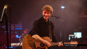 Bei der Spendenaktion WDR 2 Weihnachtswunder wird die Innenstadt von Essen zum Benefiz-Zentrum des WDR-Sendegebiets. Zum Programm gehören u.a. exklusive Konzerte. So steht am Finaltag, dem 17. Dezember, Singer-Songwriter Tim Bendzko für den guten Zweck auf der Bühne. Foto © Lukas Piel