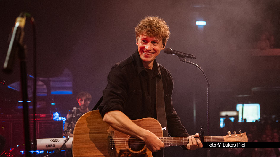Am 4. November beginnen in Leverkusen die 46. Jazztage. Zum Start des Gipfeltreffens internationaler Stars spielt Tim Bendzko mit seinem Trio. Auf dem Programm stehen die größten Hits des Singer-Songwriters als völlig neues musikalisches Erlebnis. Foto © Lukas Piel