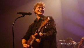Für Singer-Songwriter Tim Bendzko steht am 7. September der letzte Auftritt in der Sommerfestival-Saison 2024 auf dem Programm. Er steht mit seiner Band als Top-Act zum Abschluss des „MDR Harz Open Air“ in Wernigerode auf der Bühne. Mit dabei sind auch Juli und Keimzeit. (Foto: Lukas Piel)