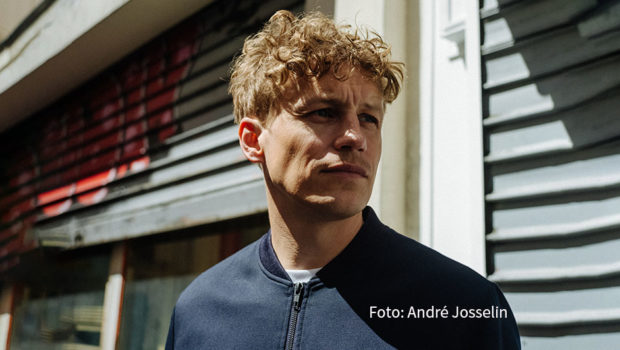 Vom 18. August 2023 bis 24. Januar 2024 läuft im Düsseldorfer NRW Forum die Ausstellung „Beyond Fame. Die Kunst der Stars“. Zu sehen sind Werke internationaler und nationaler Berühmtheiten, darunter Bryan Adams, Tim Bendzko und Anton Hofreiter. (Foto: André Josselin)