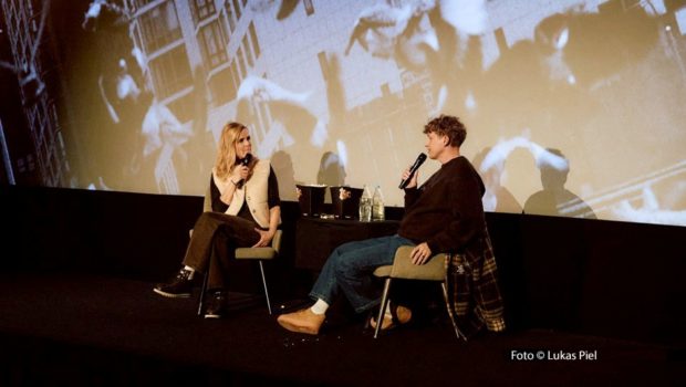 Zwei Wochen vor dem Release seines Albums „Alles, nur nicht zurück“ stellte Singer-Songwriter Tim Bendzko die neuen Songs bei einem Prelistening im Cinemaxx Berlin vor. Dazu gab’s ein Gespräch mit Moderatorin Stephanie Müller-Spirra. Am heutigen 13. Januar folgt ein weiteres Event in Hamburg. Foto © Lukas Piel