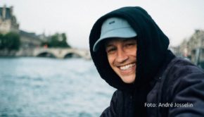 Wenn man auf die 40 zugeht, macht das ein bisschen was mit einem, findet Tim Bendzko. Welche Ansichten der Musiker sowie prominente Kollegen, Forscher und Experten noch zum Thema Ewige Jugend haben, verrät das ZDF am 28. November in der neuen Dokumentation „Forever Young: Wie können wir das Altern stoppen?“. (Foto: ZDF/Marc Francke)