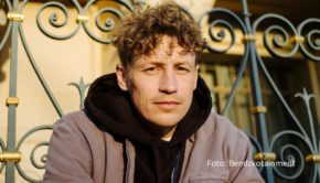 Vor der historischen Kulisse der mittelalterlichen Eifel-Burg Nideggen gibt Tim Bendzko am 2. September ein spätsommerliches Konzert. Auf der „Bühne unter Sternen“ präsentiert er bekannte Hits und neue Songs. Im Oktober ist der Berliner in Deutschland, Belgien und Luxemburg auf Tour. (Foto: Bendzkotainment)