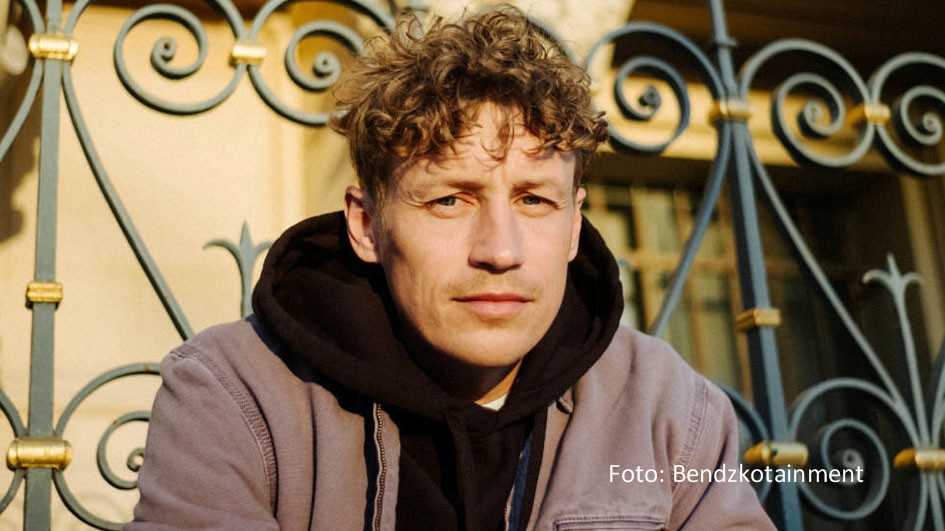 Vor der historischen Kulisse der mittelalterlichen Eifel-Burg Nideggen gibt Tim Bendzko am 2. September ein spätsommerliches Konzert. Auf der „Bühne unter Sternen“ präsentiert er bekannte Hits und neue Songs. Im Oktober ist der Berliner in Deutschland, Belgien und Luxemburg auf Tour. (Foto: Bendzkotainment)