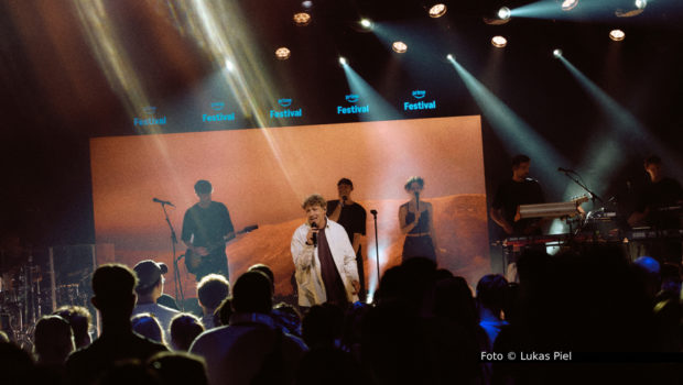 Am gestrigen 2. Juli trat Tim Bendzko als Headliner des Prime Festivals in Berlin auf. Mit dem exklusiven Konzert und einem umfangreichen Rahmenprogramm stimmte das Event auf die bevorstehenden Prime Days des Online-Versandhändlers Amazon ein und lockte zahlreiche Besucher in die Bundeshauptstadt. Foto © Lukas Piel