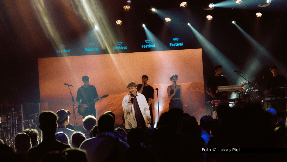 Am gestrigen 2. Juli trat Tim Bendzko als Headliner des Prime Festivals in Berlin auf. Mit dem exklusiven Konzert und einem umfangreichen Rahmenprogramm stimmte das Event auf die bevorstehenden Prime Days des Online-Versandhändlers Amazon ein und lockte zahlreiche Besucher in die Bundeshauptstadt. Foto © Lukas Piel