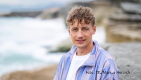 In der zweiten Staffelfolge der Vox-Musikshow „Sing meinen Song“ stehen am 30. April die Lieder von Tim Bendzko im Fokus. Der Berliner Singer-Songwriter greift auch selbst zum Mikrofon und präsentiert seine aktuelle Single, die Fußball-EM-Hymne „KOMM SCHON!“. (Foto: RTL/Markus Hertrich)