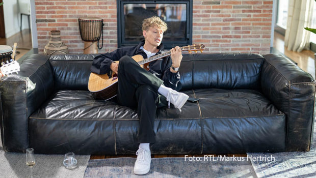 Tim Bendzko begeisterte in diesem Jahr schon in der Vox-Show „Sing meinen Song“. Außerdem feuerte er mit dem offiziellen MagentaTV-Song „KOMM SCHON!“ Fans und Spieler der Fußball-EM an, er sang bei Olympia in Paris und tritt am 17. August beim „Krone Fest“ in Linz auf. (Foto: RTL/Markus Hertrich)