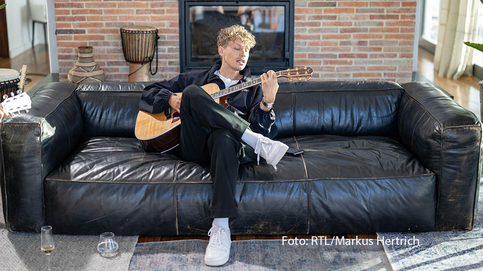 Tim Bendzko begeisterte in diesem Jahr schon in der Vox-Show „Sing meinen Song“. Außerdem feuerte er mit dem offiziellen MagentaTV-Song „KOMM SCHON!“ Fans und Spieler der Fußball-EM an, er sang bei Olympia in Paris und tritt am 17. August beim „Krone Fest“ in Linz auf. (Foto: RTL/Markus Hertrich)