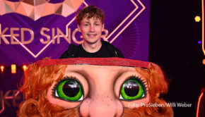Am vergangenen Wochenende ließ der Bruder von Santa Claus die Maske fallen: In der ProSieben-Show „The Masked Singer“ entpuppte sich „Klaus Claus“ als Tim Bendzko. Die Halbfinalfolge bescherte dem Sender den bisherigen Staffelbestwert. In der Zielgruppe der 14- bis 49-Jährigen betrug der Marktanteil am Samstagabend 13,2 Prozent. Nach der Show sprach smalltalk jetzt mit Tim Bendzko über seine Erfahrungen als maskierter Sänger, über seine Pläne für das kommende Jahr und seine Wünsche zu Weihnachten. (Foto: ProSieben/Willi Weber)