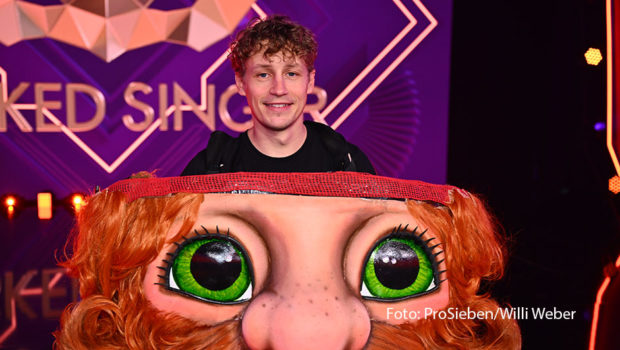 Am vergangenen Wochenende ließ der Bruder von Santa Claus die Maske fallen: In der ProSieben-Show „The Masked Singer“ entpuppte sich „Klaus Claus“ als Tim Bendzko. Die Halbfinalfolge bescherte dem Sender den bisherigen Staffelbestwert. In der Zielgruppe der 14- bis 49-Jährigen betrug der Marktanteil am Samstagabend 13,2 Prozent. Nach der Show sprach smalltalk jetzt mit Tim Bendzko über seine Erfahrungen als maskierter Sänger, über seine Pläne für das kommende Jahr und seine Wünsche zu Weihnachten. (Foto: ProSieben/Willi Weber)