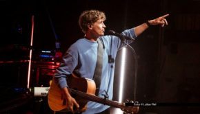 Singer-Songwriter Tim Bendzko hat sich mit seinem neuen Album „Alles, nur nicht zurück“ in den Top 10 platziert. Für die zugehörige Tournee im Mai 2026 läuft der Vorverkauf auf Hochtouren. Die Show in Düsseldorf ist mittlerweile restlos ausverkauft. Insgesamt stehen zwölf Termine auf dem Plan. Foto © Lukas Piel