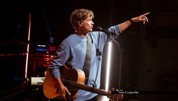 Singer-Songwriter Tim Bendzko hat sich mit seinem neuen Album „Alles, nur nicht zurück“ in den Top 10 platziert. Für die zugehörige Tournee im Mai 2026 läuft der Vorverkauf auf Hochtouren. Die Show in Düsseldorf ist mittlerweile restlos ausverkauft. Insgesamt stehen zwölf Termine auf dem Plan. Foto © Lukas Piel