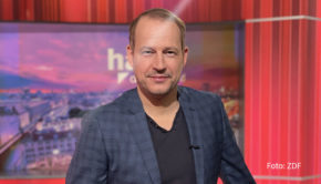 Auch am 6. April präsentiert Tim Niedernolte wieder eine neue Ausgabe des ZDF-Magazins „Hallo Deutschland“. Seine Moderationen zeichnen sich dadurch aus, dass sie Nachrichten und komplexe Sachverhalte, kompetent und verständlich erklären. Eine Gabe, die nicht jedem gegeben ist. (Foto: ZDF)