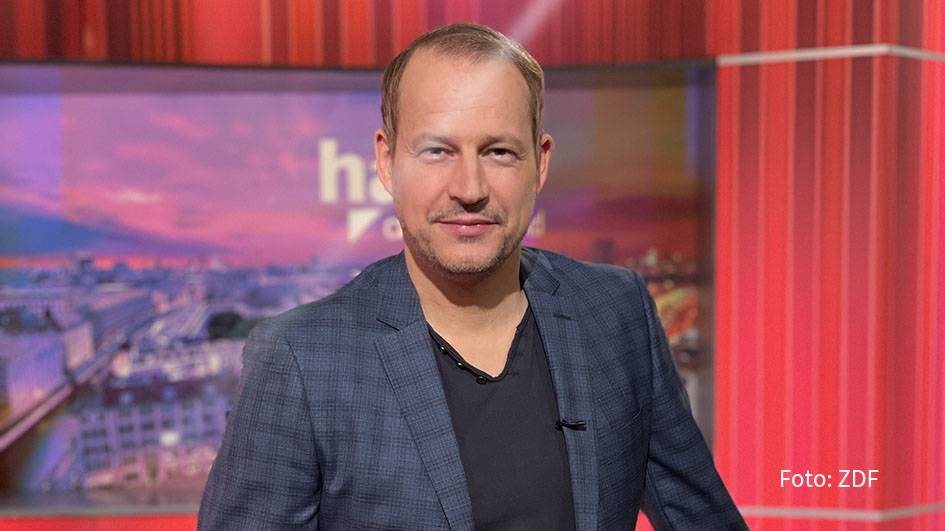 Auch am 6. April präsentiert Tim Niedernolte wieder eine neue Ausgabe des ZDF-Magazins „Hallo Deutschland“. Seine Moderationen zeichnen sich dadurch aus, dass sie Nachrichten und komplexe Sachverhalte, kompetent und verständlich erklären. Eine Gabe, die nicht jedem gegeben ist. (Foto: ZDF)