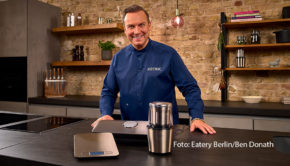 MediaMarktSaturn und der Spitzengastronom Tim Raue arbeiten in Zukunft zusammen. Am 11. Dezember werden die ersten drei Produkte der insgesamt neunteiligen Küchenkollektion „Tim Raue by Koenic“ in den Märkten und online gelauncht. (Foto: Eatery Berlin/Ben Donath)