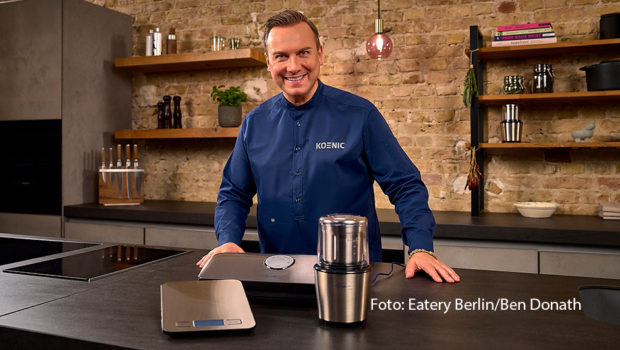 MediaMarktSaturn und der Spitzengastronom Tim Raue arbeiten in Zukunft zusammen. Am 11. Dezember werden die ersten drei Produkte der insgesamt neunteiligen Küchenkollektion „Tim Raue by Koenic“ in den Märkten und online gelauncht. (Foto: Eatery Berlin/Ben Donath)