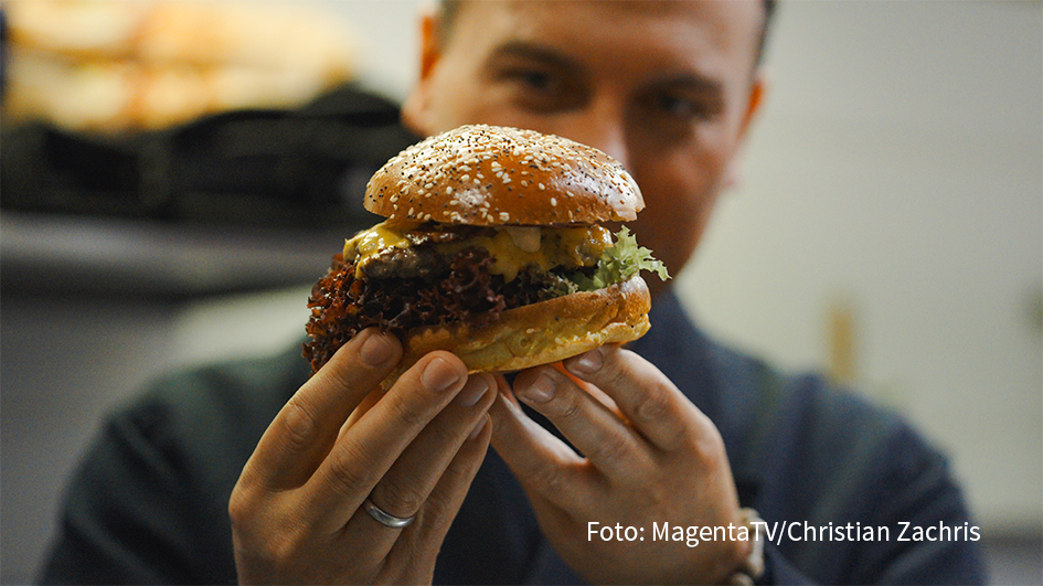 In der dritten Folge von „Tim Raue isst!“ besucht der titelgebende Sternekoch den beliebten Burger-Hotspot „Makamaka“ in Dresden, wo Alexander Eichler und Johannes Rohr Burger auf höchstem Niveau servieren. Die Folge ist ab dem 12. September exklusiv bei MagentaTV verfügbar. (Foto: MagentaTV/Christian Zachris)