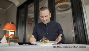 Die neue Folge von „Tim Raue isst!“ ist ab dem 10. Oktober exklusiv auf MagentaTV verfügbar. Auf seiner neusten kulinarischen Expedition besucht der Spitzenkoch das „Fischereihafen Restaurant“ in Hamburg, um das vermutlich beste Kabeljaugericht Deutschlands zu verköstigen. (Foto: MagentaTV/Christian Zachris)