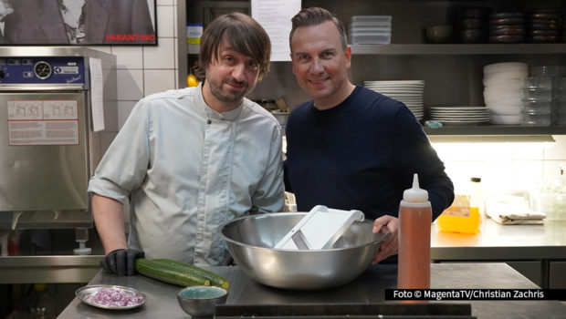 In der neuen Folge von „Tim Raue isst!“ reist Zwei-Sterne-Koch Tim Raue nach Köln,. Dort probiert er im Gasthaus von Spitzengastronom Michael Scherz das vermutlich beste Wiener Schnitzel Deutschlands. Die Episode feiert am 13. Februar Premiere und ist exklusiv auf MagentaTV+ verfügbar. (Foto: MagentaTV/Christian Zachris)
