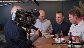 In der vergangenen Woche startete die zweite Staffel des MagentaTV-Originals „Tim Raue isst!“. Und das gleich mit einem echten Paukenschlag! Der Berliner Zwei-Sterne-Koch Tim Raue wollte endlich klären, wer beim Thema „Currywurst“ die Nase vorn hat: der Ruhrpott oder doch seine Heimatstadt Berlin? Doch so einfach ließ sich diese Frage nicht beantworten. Also lud Raue kurzerhand Vertreter beider Städte in sein Restaurant „Sphere“ im Berliner Fernsehturm ein, um das Beste aus zwei Currywurst-Welten zusammenzubringen. Im Interview mit smalltalk spricht der Spitzenkoch über die neue Staffel seines MagentaTV-Formats, Imbisskultur und kulinarische Erinnerungen an seine Kindheit. (Foto © Position/Jochen Enste)