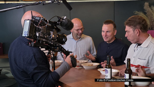 In der vergangenen Woche startete die zweite Staffel des MagentaTV-Originals „Tim Raue isst!“. Und das gleich mit einem echten Paukenschlag! Der Berliner Zwei-Sterne-Koch Tim Raue wollte endlich klären, wer beim Thema „Currywurst“ die Nase vorn hat: der Ruhrpott oder doch seine Heimatstadt Berlin? Doch so einfach ließ sich diese Frage nicht beantworten. Also lud Raue kurzerhand Vertreter beider Städte in sein Restaurant „Sphere“ im Berliner Fernsehturm ein, um das Beste aus zwei Currywurst-Welten zusammenzubringen. Im Interview mit smalltalk spricht der Spitzenkoch über die neue Staffel seines MagentaTV-Formats, Imbisskultur und kulinarische Erinnerungen an seine Kindheit. (Foto © Position/Jochen Enste)