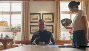 Für das MagentaTV-Original „Tim Raue isst!“ reist Zwei-Sterne-Koch Tim Raue quer durch Deutschland, um die besten Versionen kulinarischer Klassiker aufzuspüren. In der neuesten Ausgabe führt ihn seine Reise in den Schwarzwald, wo seine Kollegin Viktoria Fuchs mit der besten Schwarzwälder Kirschtorte lockt. Foto © MagentaTV/Lodge of Levity