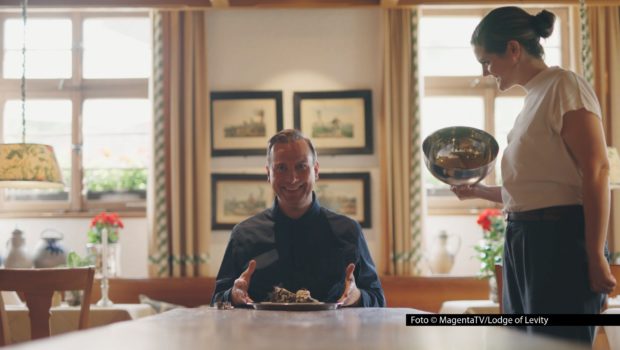 Für das MagentaTV-Original „Tim Raue isst!“ reist Zwei-Sterne-Koch Tim Raue quer durch Deutschland, um die besten Versionen kulinarischer Klassiker aufzuspüren. In der neuesten Ausgabe führt ihn seine Reise in den Schwarzwald, wo seine Kollegin Viktoria Fuchs mit der besten Schwarzwälder Kirschtorte lockt. Foto © MagentaTV/Lodge of Levity