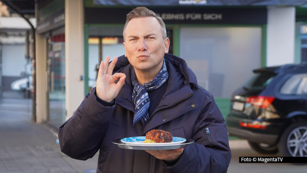 Am 13. März geht das MagentaTV Original „Tim Raue isst!“ in die nächste Runde. Diesmal verschlägt es Sternekoch Tim Raue nach München, wo er in der Landmetzgerei Friedl hinter das Geheimnis um die vermutlich besten Frikadellen Deutschlands kommen möchte. Foto © MagentaTV
