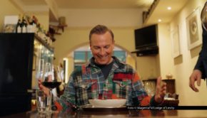 Seit dem 12. Februar gibt’s bei MagentaTV+ eine neue Ausgabe von „Tim Raue isst!“. Diesmal macht sich der Berliner Zwei-Sterne-Koch auf die Suche nach der aus seiner Sicht besten Lasagne Deutschlands. Fündig wird er in der „Osteria Centrale“ in Berlin-Charlottenburg. Foto © MagentaTV/Lodge of Levity