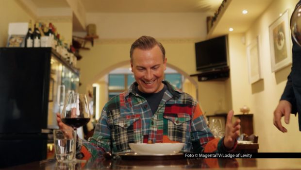 Seit dem 12. Februar gibt’s bei MagentaTV+ eine neue Ausgabe von „Tim Raue isst!“. Diesmal macht sich der Berliner Zwei-Sterne-Koch auf die Suche nach der aus seiner Sicht besten Lasagne Deutschlands. Fündig wird er in der „Osteria Centrale“ in Berlin-Charlottenburg. Foto © MagentaTV/Lodge of Levity