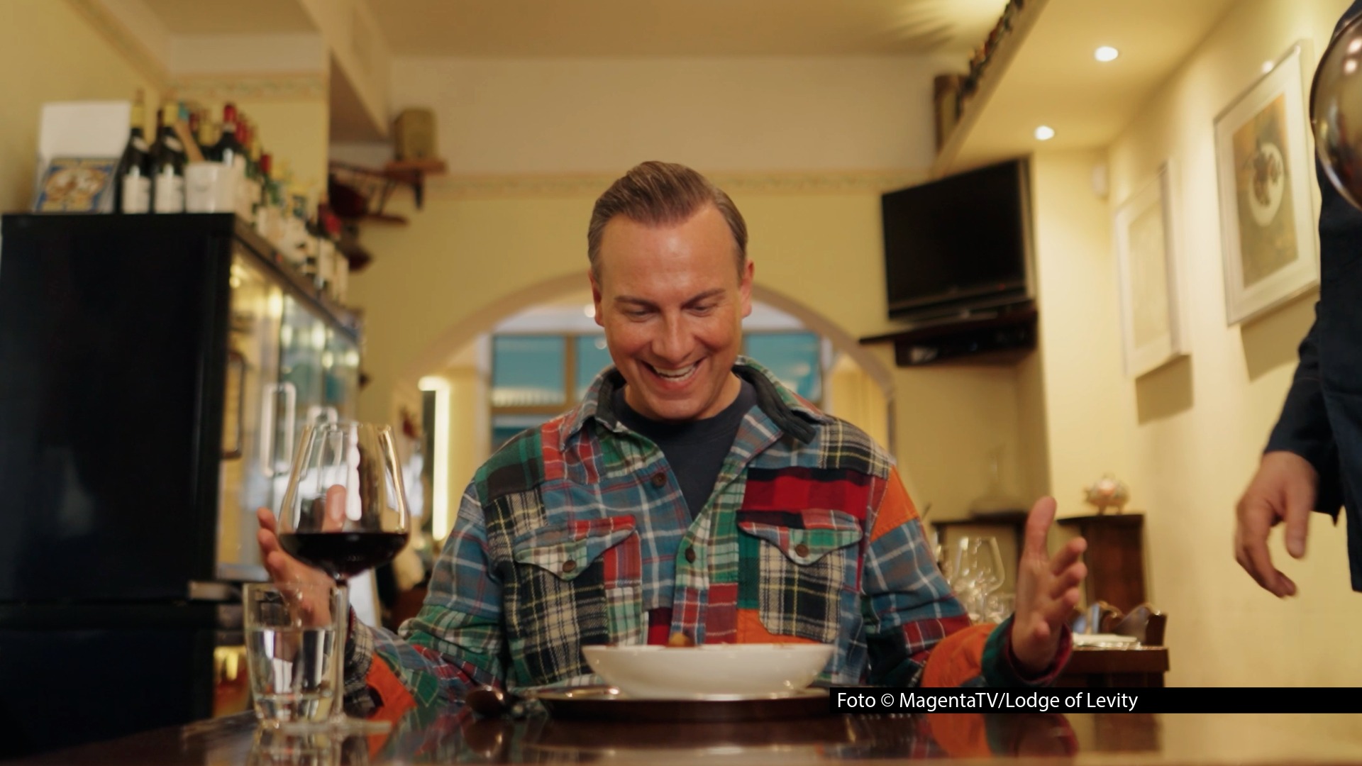 Seit dem 12. Februar gibt’s bei MagentaTV+ eine neue Ausgabe von „Tim Raue isst!“. Diesmal macht sich der Berliner Zwei-Sterne-Koch auf die Suche nach der aus seiner Sicht besten Lasagne Deutschlands. Fündig wird er in der „Osteria Centrale“ in Berlin-Charlottenburg. Foto © MagentaTV/Lodge of Levity