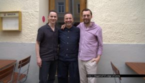 Ab dem 12. März gibt’s bei MagentaTV wieder eine neue Ausgabe von „Tim Raue isst!“. Diesmal besucht der Berliner Zwei-Sterne-Koch Markus Hirschler und Stefan Grabler in ihrem „Gasthaus Waltz“ in München. Dort servieren sie ihrem Gast ein klassisches Wiener Saftgulasch. Foto © MagentaTV/Lodge of Levity
