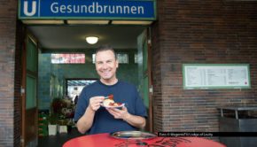 Am 9. Oktober startet das MagentaTV Original „Tim Raue isst!“ offiziell in die zweite Staffel. Zum Auftakt versucht Zwei-Sterne-Koch Tim Raue ein für alle Mal zu klären, wer die beste Currywurst Deutschlands macht: Berlin oder Ruhrpott? Foto © MagentaTV/Lodge of Levity