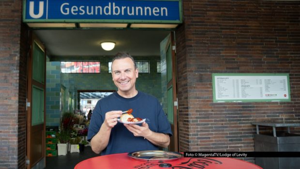 Am 9. Oktober startet das MagentaTV Original „Tim Raue isst!“ offiziell in die zweite Staffel. Zum Auftakt versucht Zwei-Sterne-Koch Tim Raue ein für alle Mal zu klären, wer die beste Currywurst Deutschlands macht: Berlin oder Ruhrpott? Foto © MagentaTV/Lodge of Levity