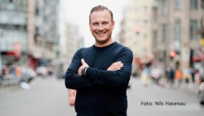 Der Berliner Spitzenkoch Tim Raue ist am 29. September in einer anderen deutschen Metropole zu Gast. Im WDR Fernsehen gehört er zu den Gästen der Talkshow „Kölner Treff“. Ebenfalls mit dabei sind u.a. Elke Heidenreich, Minh-Khai Phan-Thi und Max Mutzke,. (Foto: Nils Hasenau)