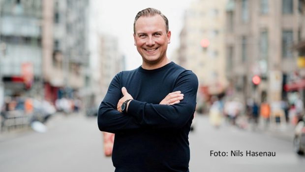 Der Berliner Spitzenkoch Tim Raue ist am 29. September in einer anderen deutschen Metropole zu Gast. Im WDR Fernsehen gehört er zu den Gästen der Talkshow „Kölner Treff“. Ebenfalls mit dabei sind u.a. Elke Heidenreich, Minh-Khai Phan-Thi und Max Mutzke,. (Foto: Nils Hasenau)