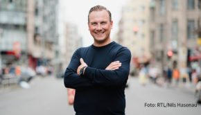 Das preisgekrönte Doku-Format „Der Restauranttester“ kehrt zurück ins Programm von RTL. Neuer Protagonist ist Zwei-Sterne-Koch Tim Raue, der sich als Coach um Gastronomiebetriebe kümmert, deren Existenz bedroht ist. Dabei unterstützt ihn seine Frau und Geschäftspartnerin Katharina Raue. (Foto: RTL/Nils Hasenau)