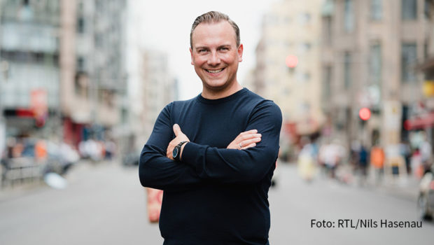 Das preisgekrönte Doku-Format „Der Restauranttester“ kehrt zurück ins Programm von RTL. Neuer Protagonist ist Zwei-Sterne-Koch Tim Raue, der sich als Coach um Gastronomiebetriebe kümmert, deren Existenz bedroht ist. Dabei unterstützt ihn seine Frau und Geschäftspartnerin Katharina Raue. (Foto: RTL/Nils Hasenau)