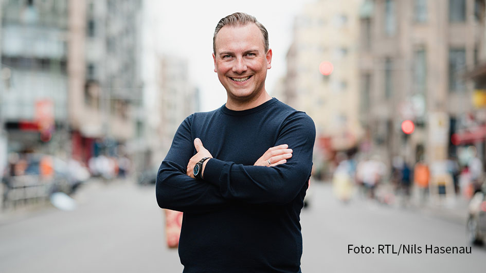 Das preisgekrönte Doku-Format „Der Restauranttester“ kehrt zurück ins Programm von RTL. Neuer Protagonist ist Zwei-Sterne-Koch Tim Raue, der sich als Coach um Gastronomiebetriebe kümmert, deren Existenz bedroht ist. Dabei unterstützt ihn seine Frau und Geschäftspartnerin Katharina Raue. (Foto: RTL/Nils Hasenau)