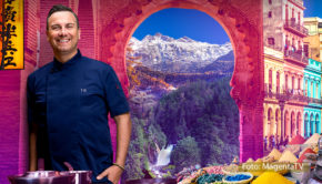 Seit 2021 reist der Berliner Spitzenkoch Tim Raue für MagentaTV um den Globus, um im Rahmen seiner Doku-Reihe „Herr Raue reist! So schmeckt die Welt“ die authentischen Geschmäcker ferner Länder zu entdecken. Wie der TV-Chef der Deutschen Telekom Arnim Butzen nun gegenüber DWDL verraten hat, folgt für den Internet-TV-Anbieter bald ein weiteres exklusives Format. (Foto: MagentaTV)
