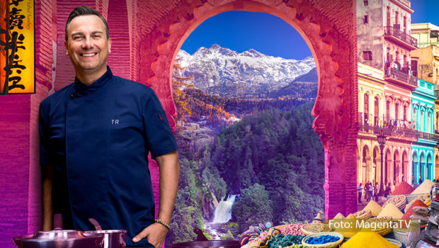 Seit 2021 reist der Berliner Spitzenkoch Tim Raue für MagentaTV um den Globus, um im Rahmen seiner Doku-Reihe „Herr Raue reist! So schmeckt die Welt“ die authentischen Geschmäcker ferner Länder zu entdecken. Wie der TV-Chef der Deutschen Telekom Arnim Butzen nun gegenüber DWDL verraten hat, folgt für den Internet-TV-Anbieter bald ein weiteres exklusives Format. (Foto: MagentaTV)