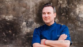 Großer Erfolg für Zwei-Sterne-Koch Tim Raue und das nach ihm benannte Restaurant in Berlin. Bei der vom Fachmagazin „Rolling Pin“ ausgerichteten Wahl der „100 Best Chefs Germany“ wurde er am gestrigen 15. November zur Nummer 1 gekürt. (Foto: Nils Hasenau)