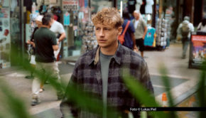 Singer-Songwriter Tim Bendzko hat für den Jahresbeginn 2026 die Veröffentlichung seines sechsten Studioalbums „Alles, nur nicht zurück“ angekündigt. Am 17. Oktober ist der Song „Alles in Bewegung“ als Single-Vorgeschmack erschienen. Dazu gibt’s auch ein in New York gedrehtes Musikvideo. Foto © Lukas Piel